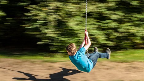 Kind_auf_Seilbahn.jpg