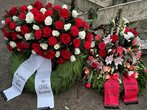 Kranzniederlegung von Partei und Fraktion DIE LINKE Wandsbek Zwei Trauerkränze von Partei und Fraktion die Linke in Gedenke an die Opfer des Nationalsozialismus