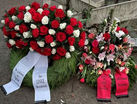 Zwei Trauerkränze von Partei und Fraktion die Linke in Gedenke an die Opfer des Nationalsozialismus