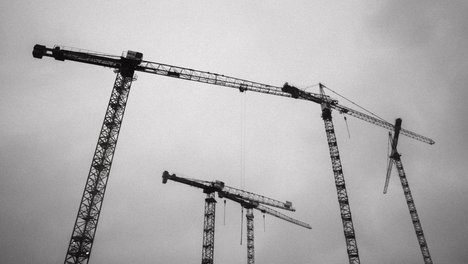 christian-lue-jUmLOTzfLYE-unsplash.jpg Symbolfoto mit Kränen