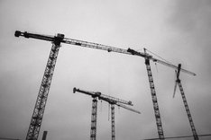christian-lue-jUmLOTzfLYE-unsplash.jpg Symbolfoto mit Kränen