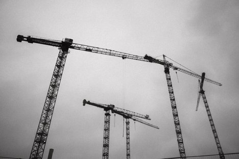 christian-lue-jUmLOTzfLYE-unsplash.jpg Symbolfoto mit Kränen