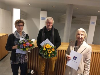 Das Bild zeigt die drei Preisträger:innen