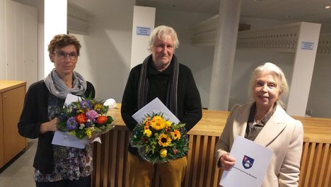 Preisträger:innen des Umwelt- und Sozialpreises Regionalausschuss Wandsbek Kerngebiet: Susanne Dahlke, Arnold Schnittger und Anne Böhm (Foto: Arne/Linksfraktion) Das Bild zeigt die drei Preisträger:innen