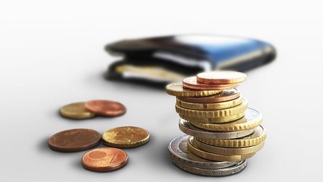 Geldbeutel.jpg "Euro Münzgeld und Portmonee (Geld, Kleingeld, Münzen)" by Christoph Scholz is licensed under CC BY-SA 2.0