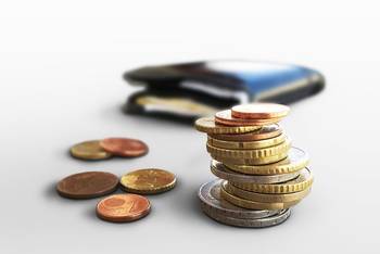 "Euro Münzgeld und Portmonee (Geld, Kleingeld, Münzen)" by Christoph Scholz is licensed under CC BY-SA 2.0 