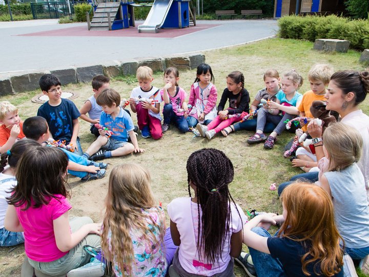 Spielende Kinder auf der Wiese