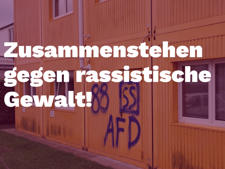 Schriftzug: Zusammenstehen gegen rassistische Gewalt!; im Hintergrund: Bild von rechten Schmierereien an Geflüchtetenunterkunft