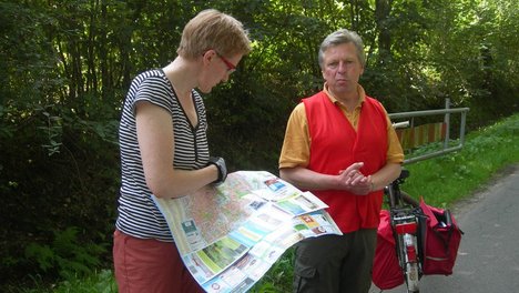 Heike Sudmann mit Stadtkarte und Rainer Behrens am Fahrrad
