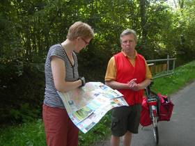 Heike Sudmann mit Stadtkarte und Rainer Behrens am Fahrrad