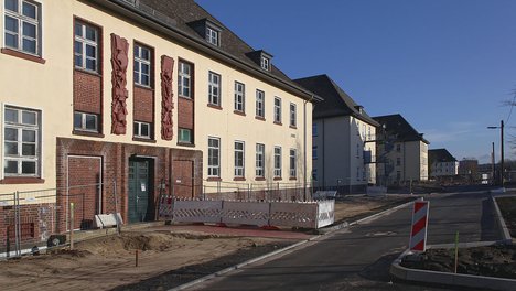 Lettow-Vorbeck-Kaserne-hamburg Eingangstür an einer der Unterkünfte mit Relief
