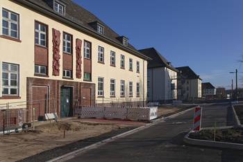 Eingangstür an einer der Unterkünfte mit Relief