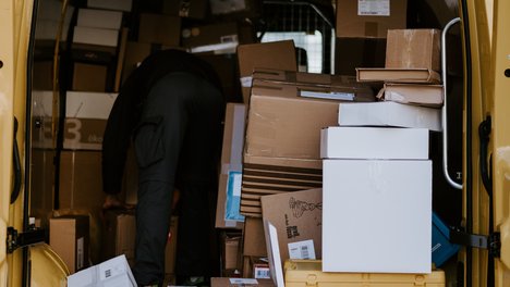 claudio-schwarz-a85IYeAXgxU-unsplash.jpg Innenansicht eines Lieferfahrzeugs